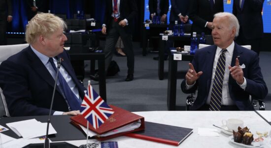 Primeiro ministro do Reino Unido, Boris Johnson, e o presidente dos Estados Unidos, Joe Biden, na segunda jornada de trabalho da OTAN