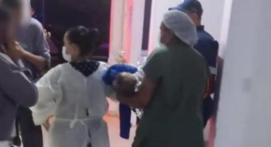 Criança de 1 ano é atendida em hospital