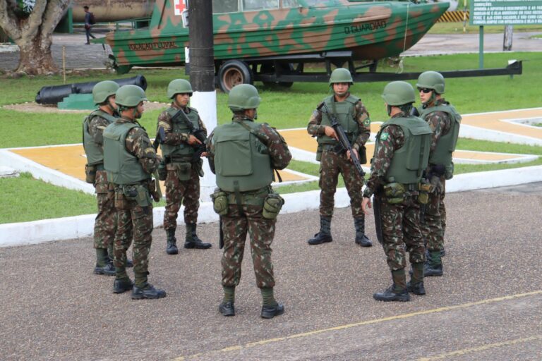 Militares realizam buscas na Amazônia