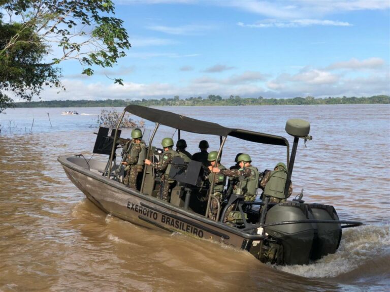 Militares realizam buscas na Amazônia