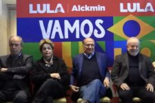 Ex-presidente Dilma Rousseff ao lado de Lula e Geraldo Alckmon