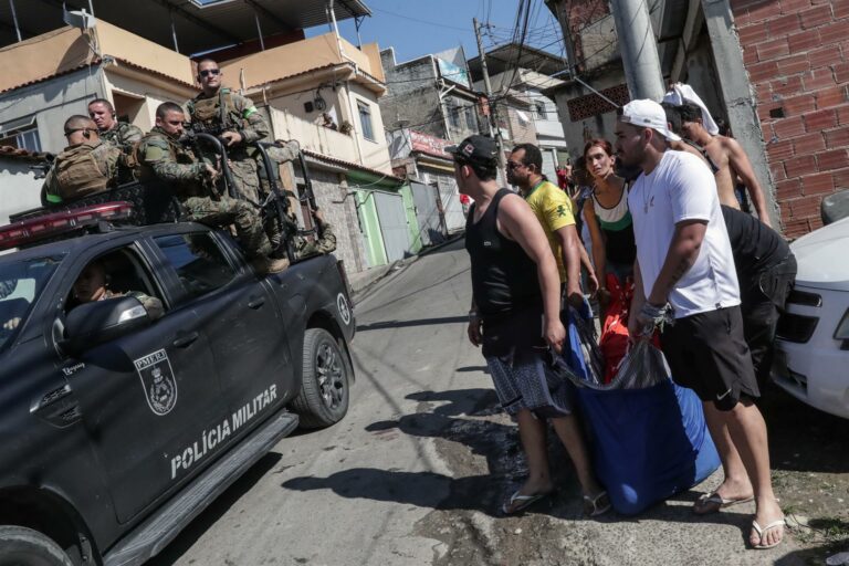 Siehe Bilder der Operation im Complexo do Alemão in Rio