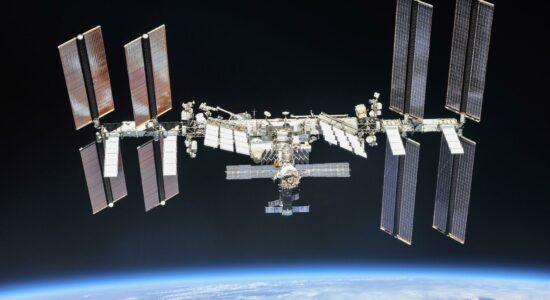 Uma foto disponibilizada pela NASA em 04 de outubro de 2018 mostra a Estação Espacial Internacional (ISS) fotografada por membros da tripulação da Expedição 56 de uma espaçonave Soyuz após o desencaixe