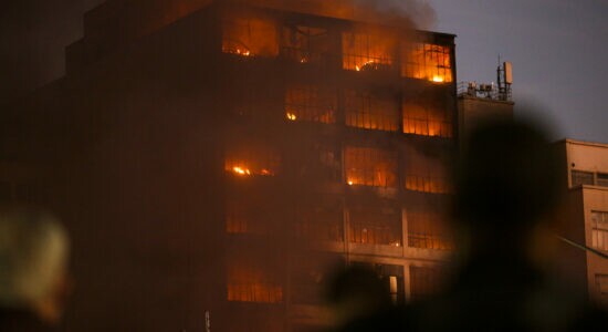 Incêndio atinge prédio na região da rua 25 de Março