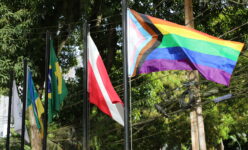 Bandeira LGBT foi hasteada ao som do Hino Nacional