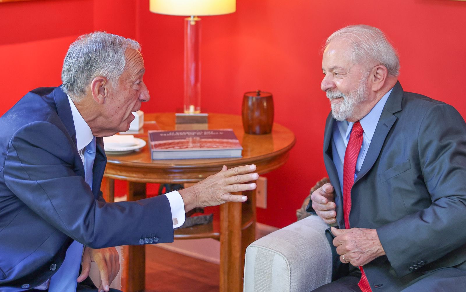 O presidente de Portugal, Marcelo Rebelo de Souza, e o ex-presidente brasileiro Luiz Inácio Lula da Silva (PT)