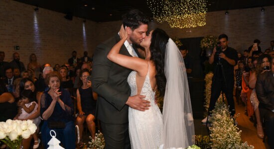 Miro Moreira e Liliane Lima dão o primeiro beijo após casamento em São Paulo
