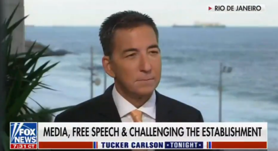 Em entrevista a Tucker Carlson, da Fox News, Glenn Greenwald disse que Bolsonaro tem sido repetidamente censurado por grandes plataformas de tecnologia