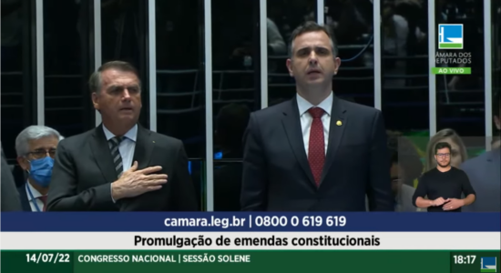 Com Bolsonaro presente, Congresso promulga PEC dos Auxílios