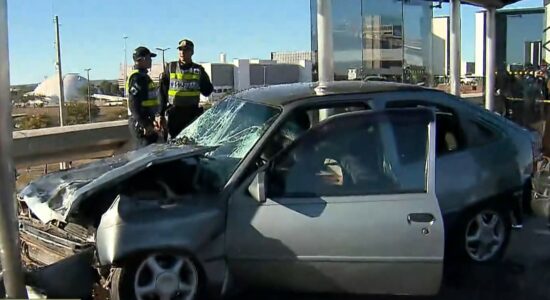 Veículo colidiu contra ponto de ônibus em Brasília
