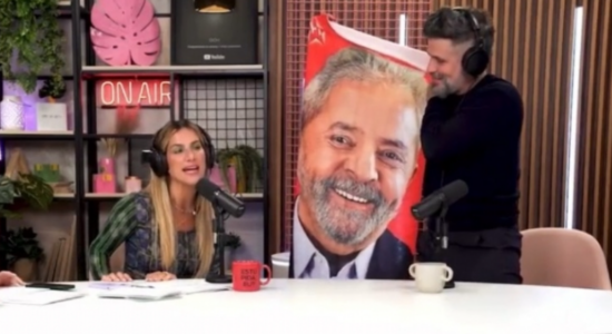 Bruno Gagliasso exibe toalha com rosto de Lula
