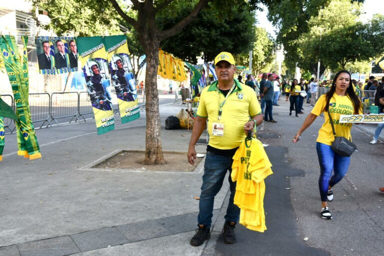 Apoiadores começam a chegar ao Maracanãzinho para convenção que oficializa candidatura de Bolsonaro