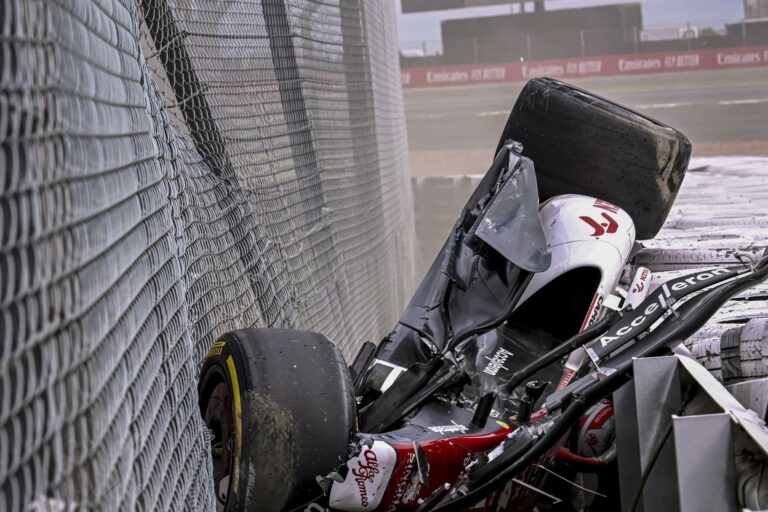 F1: Zhou sofre acidente impressionante na largada do GP