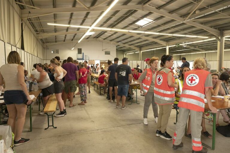 Pessoas no centro de resgate de incêndio em La Teste de Buch, França