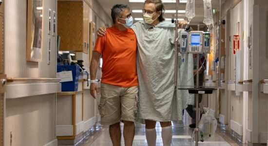 Médico doa próprio rim para ex-paciente na fila de transplante