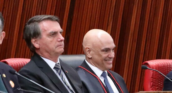 Ex-presidente Jair Bolsonaro ao lado do ministro Alexandre de Moraes, presidente do TSE