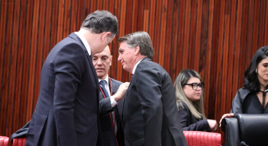 Rodrigo Pacheco e Jair Bolsonaro na cerimônia de posse de Alexandre de Moraes na presidência do TSE