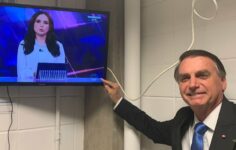 Jair Bolsonaro assistindo SBT nos bastidores da Rede Globo