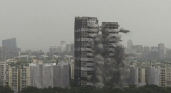 Vídeo: Torres gêmeas de 30 andares são implodidas na Índia