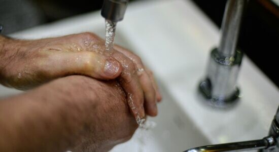 Cerca de 300 empresas terão que explicar distribuição de água contaminada