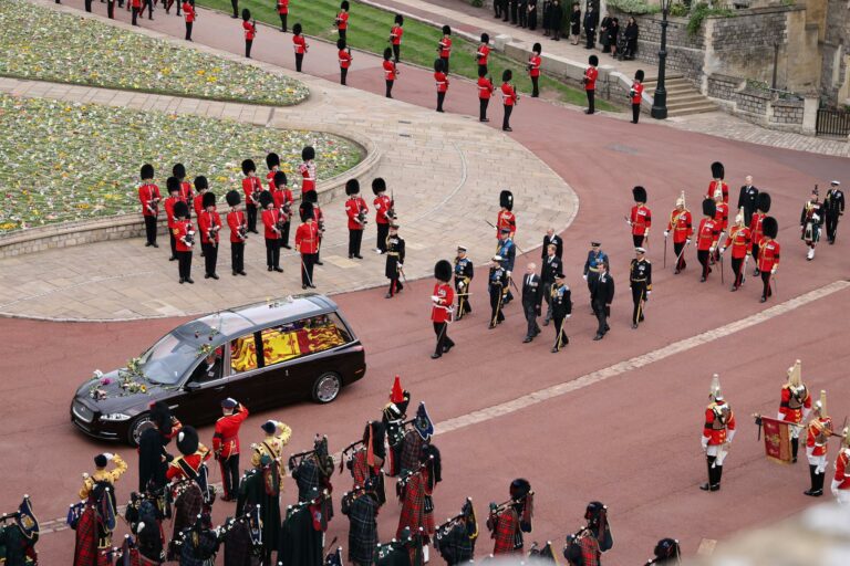 Velório da rainha Elizabeth II chegou ao fim nesta segunda-feira