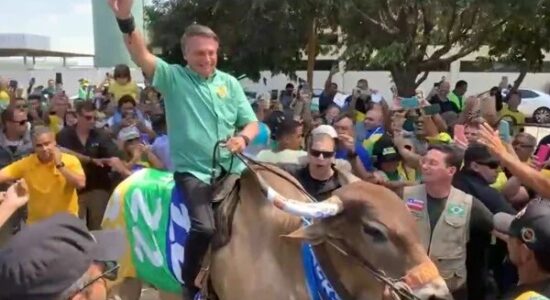 Jair Bolsonaro montado em touro