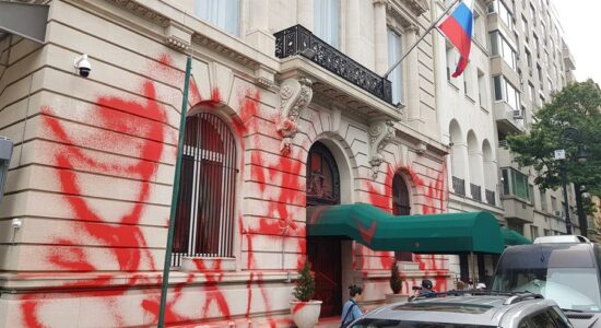 Consulado da Rússia em NY é vandalizado com tinta vermelha