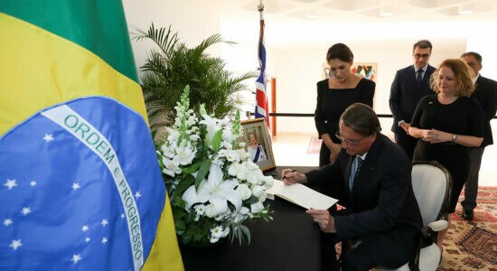 Bolsonaro assina livro de condolências da rainha