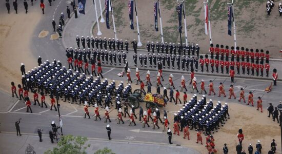 Corpo da rainha Elizabeth II chega à Abadia de Westminster para funeral