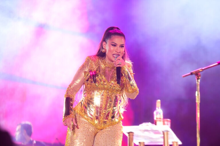 Simone Mendes chora durante participação em show de Gusttavo Lima