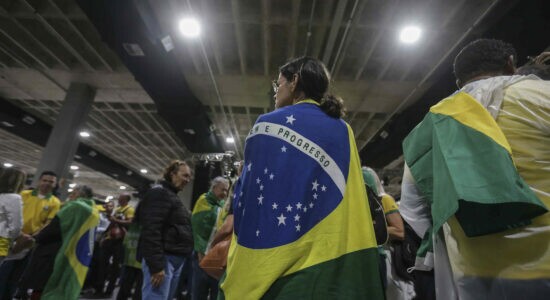 Bolsonaro afirma que Brasil se juega su libertad mientras Lula se repliega
