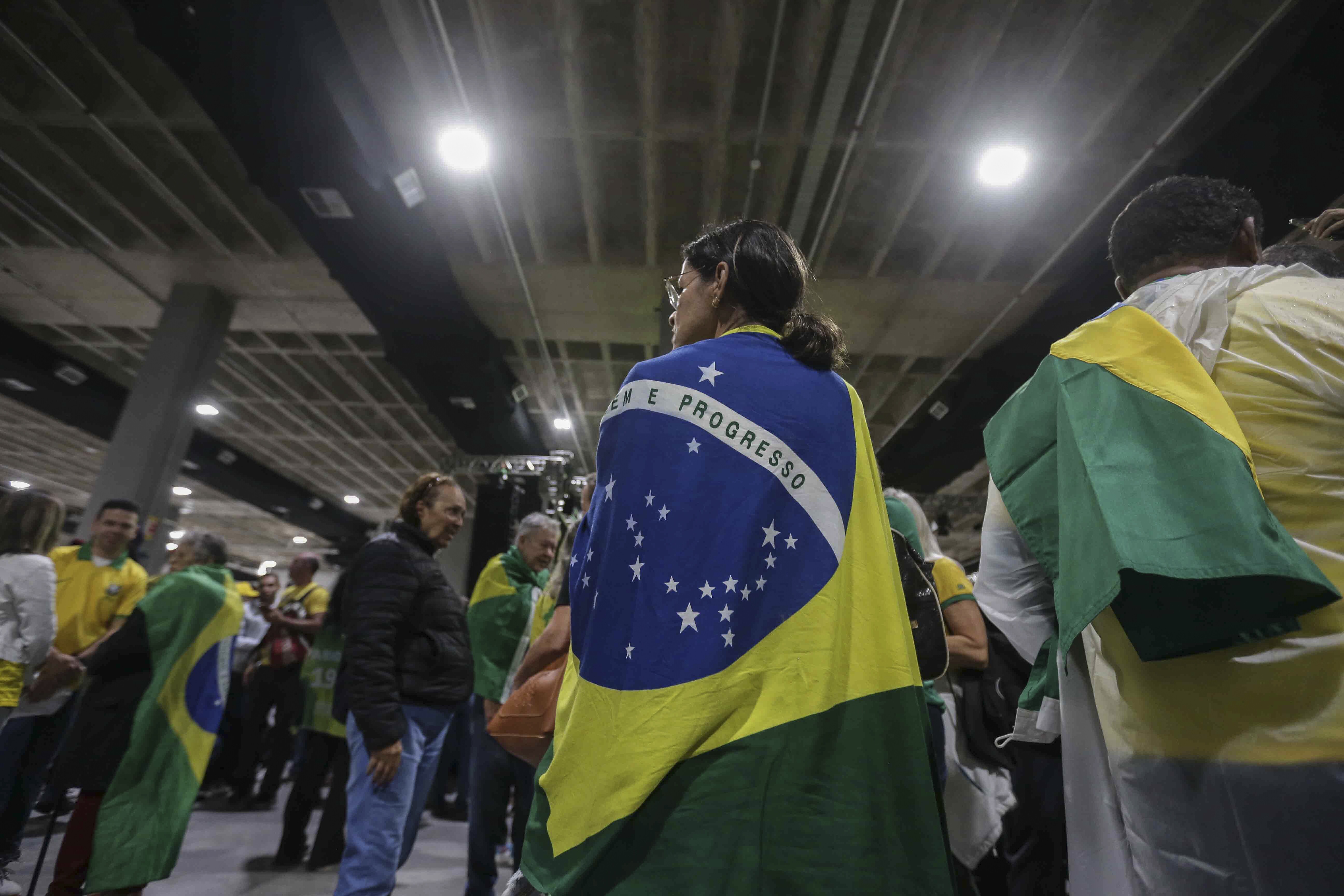 Bolsonaro afirma que Brasil se juega su libertad mientras Lula se repliega
