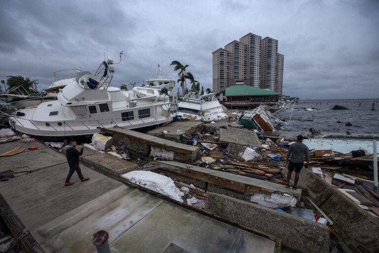 Nos EUA, furacão Ian inunda sudoeste da Flórida e deixa pessoas presas em casas