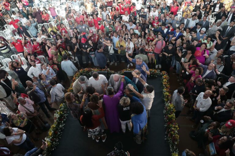 Lula com apoiadores no Rio de Janeiro