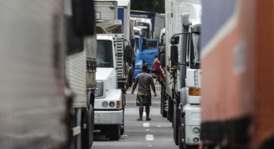 Bloqueios de caminhoneiros no Brasil começaram após resultado das eleições