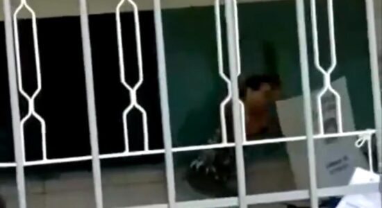 Eleitor é preso após quebrar urna eletrônica a pauladas