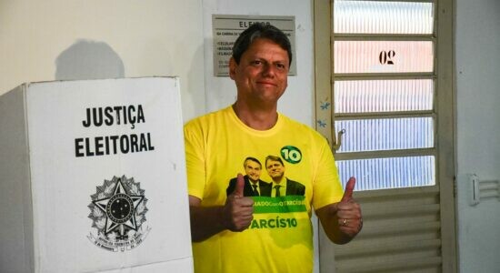 Tarcísio de Freitas, vota na cidade de São José dos Campos (SP)