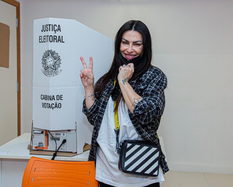 Cleo vota no dia Cleo vota no dia de seu aniversário em São Pauloseu aniversário em São Paulo.