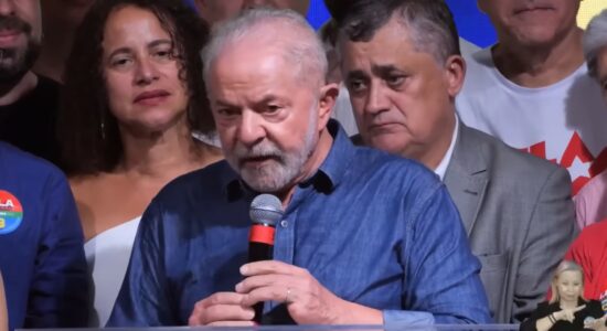 José Guimarães ficou atrás de Lula durante discurso