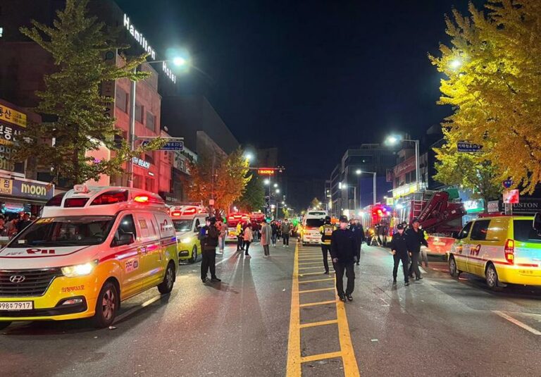 Seul registra ao menos 146 mortos após multidão ser esmagada em Halloween