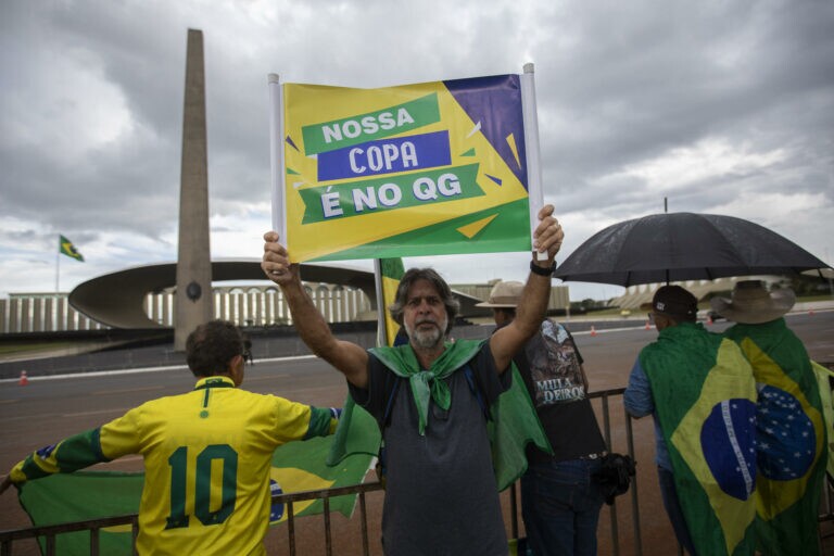 Brasileiros ignoram o Brasil na Copa e se mantêm no quartel