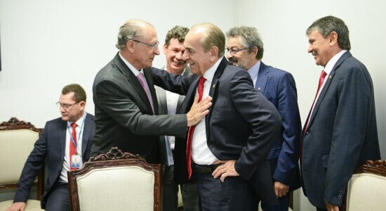 Senador Marcelo Castro cumprimenta o vice-presidente eleito, Geraldo Alckmin