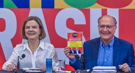 Gleisi ao lado de Alckmin