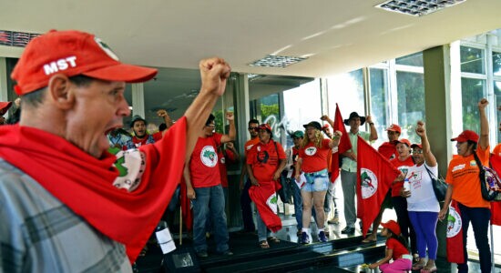 Integrantes do Movimentos dos Trabalhadores Sem Terra fazem protesto