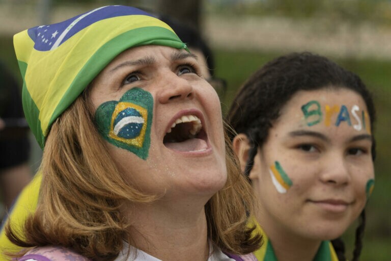 Brasileiros ignoram o Brasil na Copa e se mantêm no quartel