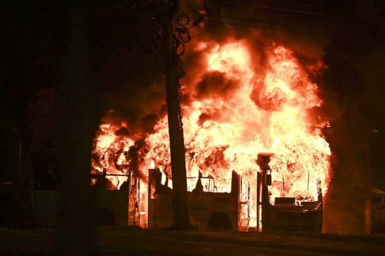 Brasília vive noite de caos com fogo em carros e ônibus 
