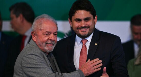 Lula ao lado de Juscelino Filho