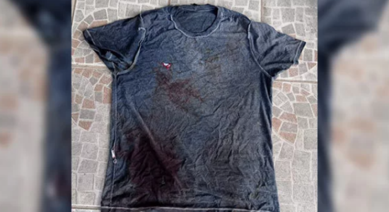 Camisa com marcas de sangue