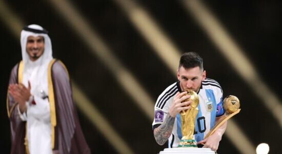 Messi beija a taça da Copa do Mundo