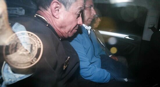 Pedro Castillo saiu da Prefeitura de Lima detido em viatura policial